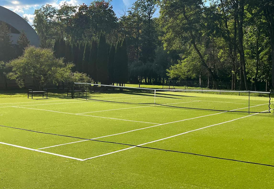 Infrastruktura sportowa — kort tenisowy i boiska ośrodka